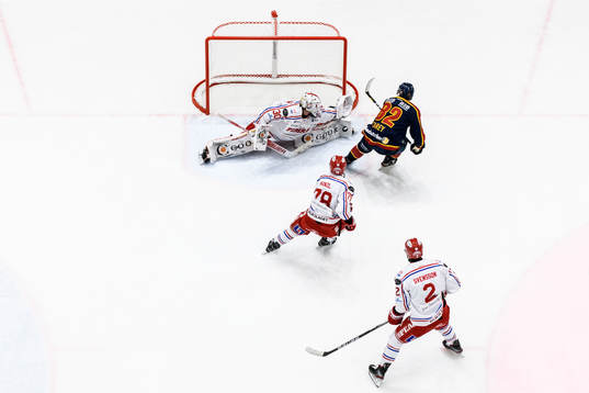 Timrås målvakt Jacob Johansson räddar ett skott av