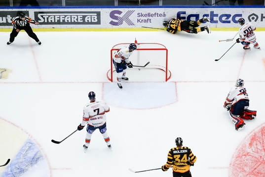 Skellefteås Oscar Möller  gör 5-3