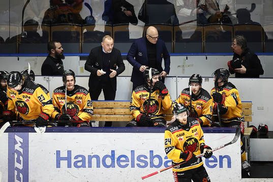 Luleås bås med tränare Thomas Berglund