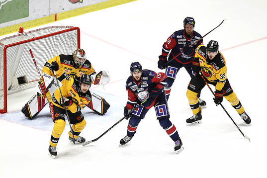 Spel framför Luleås mål med Linköpings Patrick Russel