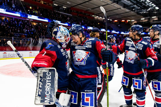 Linköpings målvakt David Rautio och Max Lindroth jublar