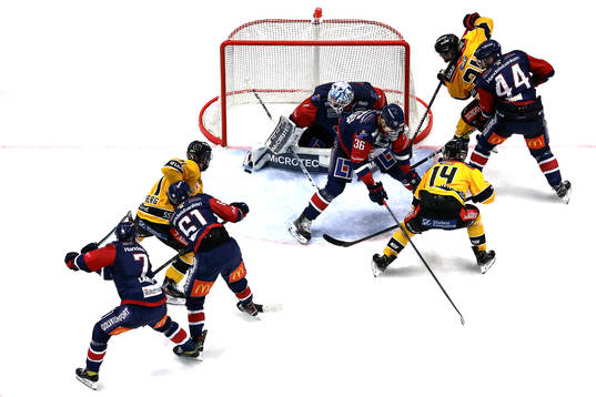 Spel framför Linköpings mål med målvakt David Rautio