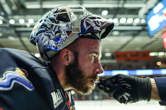 Linköpings målvakt David Rautio får druvsocker