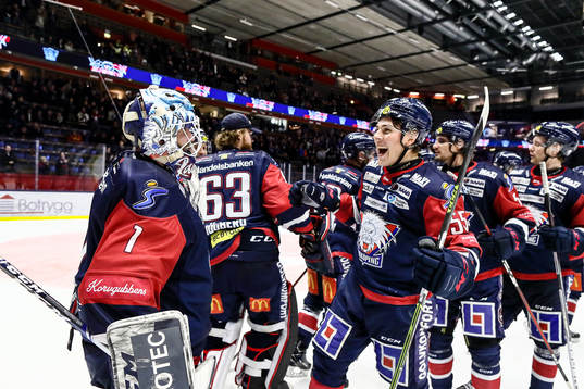 Linköpings spelare med Max Lindroth jublar och tackar