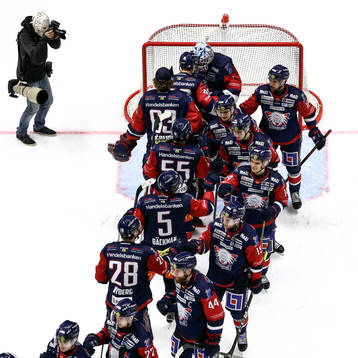 Linköpings spelare jublar och tackar målvakt David Rautio