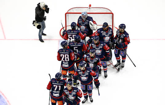 Linköpings spelare jublar och tackar målvakt David Rautio