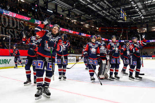 Linköpings spelare med li41 jublar