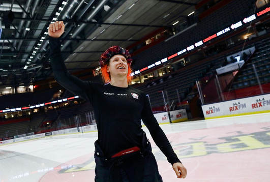 Linköpings Vilmos Gallo jublar med peruk och skotsk