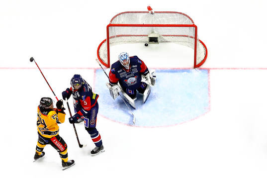 Mål 2-1 av Luleås Linus Omark förbi Linköpings målvakt