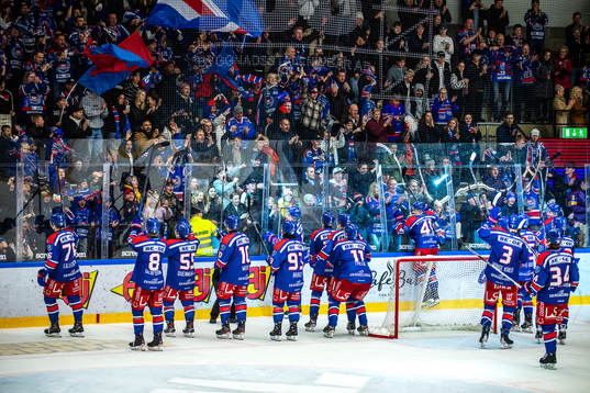 Oskarshamns spelare jublar med fansen