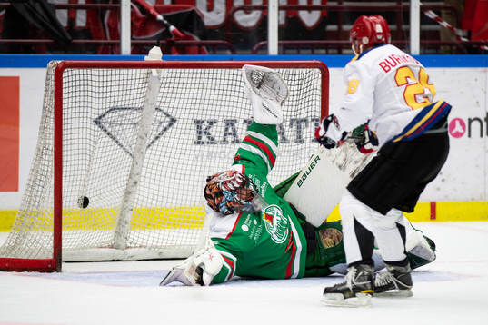 Malmö Redhawks veteran Robert Burakovsky trycker in pucken