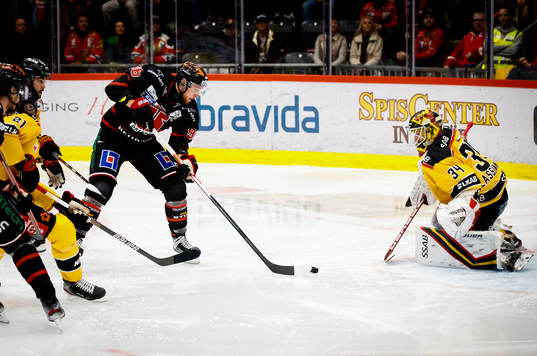 Örebros Robin Kovacs och Luleås målvakt Joel Lassinantti