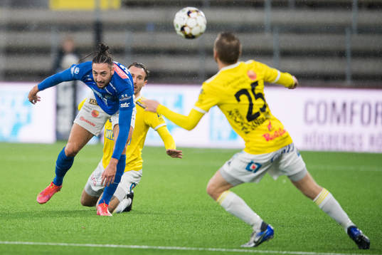 Norrbys Dijan Vukojevic och Falkenbergs Tobias Karlsson i kamp