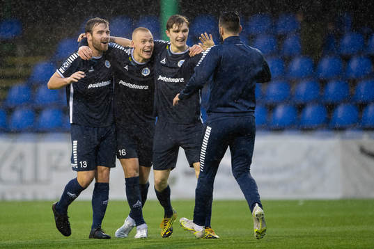 Utsiktens Erik Gunnarsson, Jesper Brandt jublar med spelare