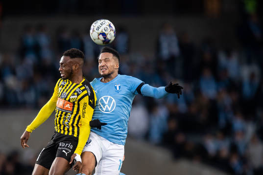 Häckens Benie Adama Traore och Malmö FFs Martin Olsson