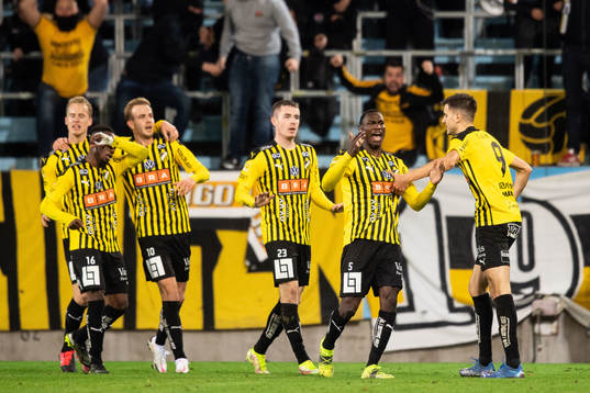 Häckens Alexander Jeremejeff jublar med lagkamrater