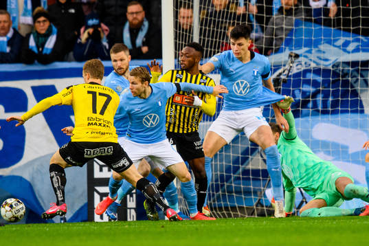 Häckens Gustav Berggren oroar framför Malmö FFs målvakt