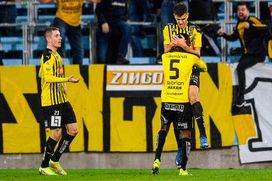 Häckens Godswill Ekpolo kramas om av Alexander Jeremejeff efter han gjort 1-2