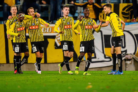 Häckens Godswill Ekpolo kramas om av lagkamraterna