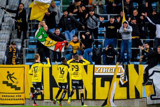 Häckens Marcus Antonsson jublar mot publiken efter han gjort 0-1
