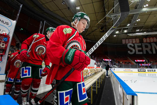 Frölundas Karl Henriksson innan ishockeymatchen i SHL