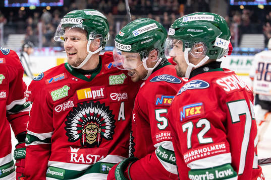 Frölundas Mats Rosseli Olsen jublar tillsammans med Nicklas Lasu  och Patrik Carlsson efter 5-2