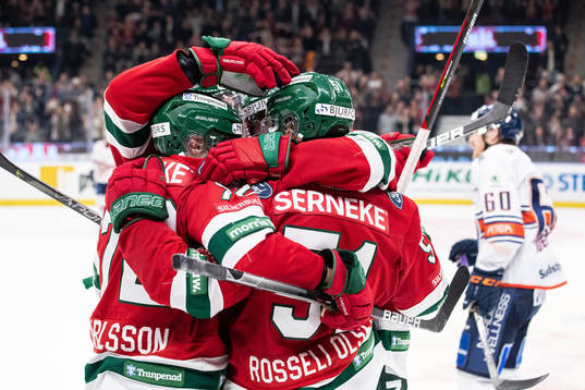 Frölundas Mats Rosseli Olsen jublar tillsammans med Nicklas Lasu  och Patrik Carlsson efter 5-2