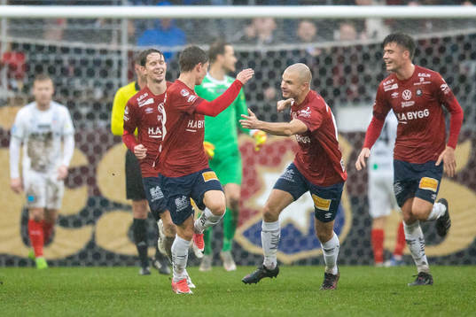 Örgrytes Anton Andreasson jublar efter 1-1 med lagkamrater