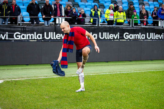 Örgrytes Hannes Sahlin firar och ger bort sina byxor och skor