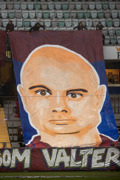 Örgrytes Hannes Sahlin hedras med ett tifo innan fotbollsmatchen i Superettan mellan Örgryte och Helsingborg den 20 november 2021 i Göteborg. 