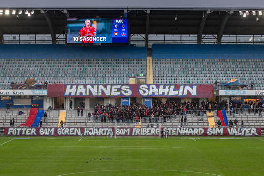 Örgrytes Hannes Sahlin hedras med ett tifo innan fotbollsmatchen i Superettan mellan Örgryte och Helsingborg den 20 november 2021 i Göteborg. 