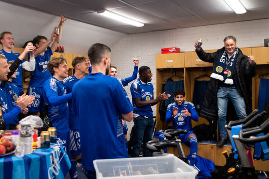 Sundsvalls sportchef Urban Hagblom skålar med laget