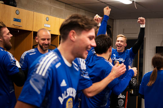 Sundsvalls målvakt Andreas Andersson jublar i omklädnignsrummet