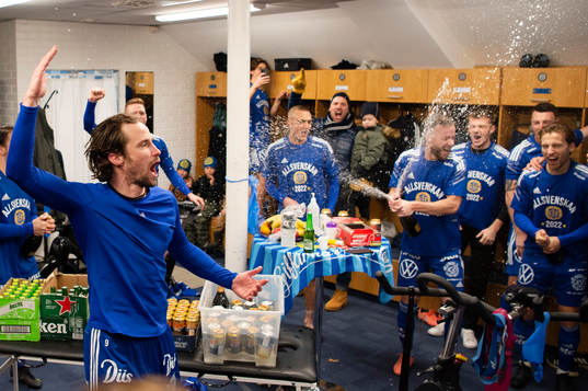 Sundsvalls Linus Hallenius jublar i omklädningsrummet