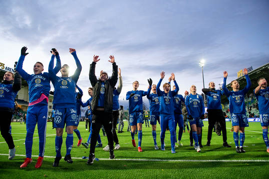 Sundsvalls Albin Palmlöf, Erik Andersson, assisterande tränare Brian Clarhaut, Niklas Dalhström, David Myrestam, Jesper Carström, Dennis Olsson, Daniel Stensson jublar