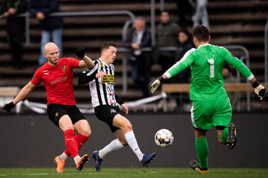 Landskronas Kevin Jensen oroar mot Vasalunds Zourab Tsiskaridze och målvakt Radu Mitu