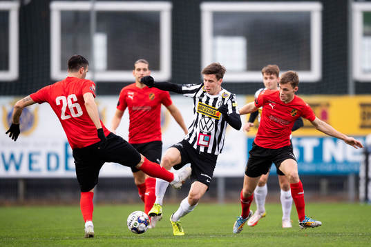 Landskronas Filip Olsson mot Vasalunds Denni Avdic och Daniel Söderberg