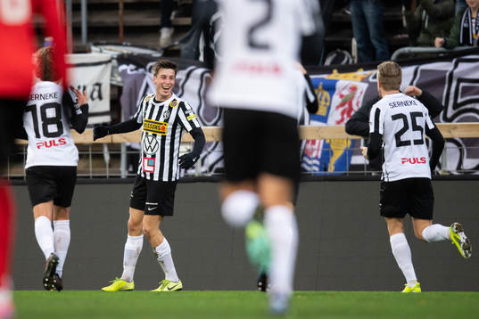 Landskronas Filip Olsson jublar efter sitt 1-0 mål