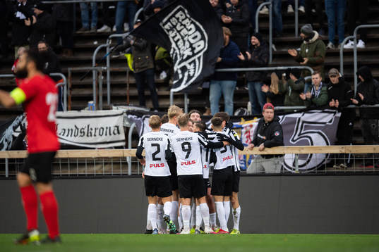 Landskronas Filip Olsson jublar med lagkamrater efter sitt 1-0 mål