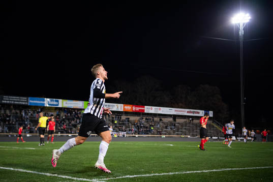 Bla gjennom flere bilder av Fotboll, Superettan, Landskrona - Vasalund