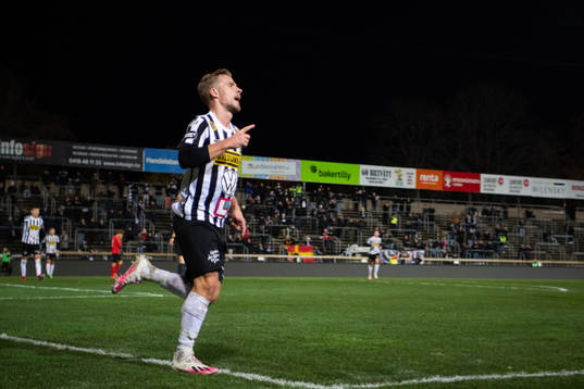 Landskronas Linus Olsson jublar efter sitt 3-0 mål