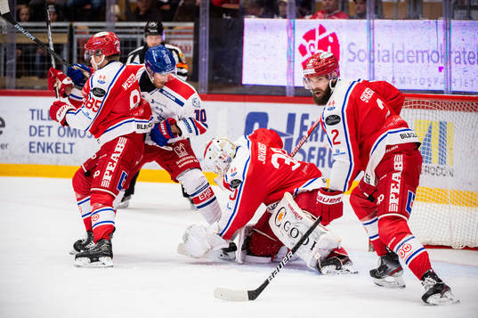 imrås Filip Westerlund och Oskarshamns Dale Weise framför