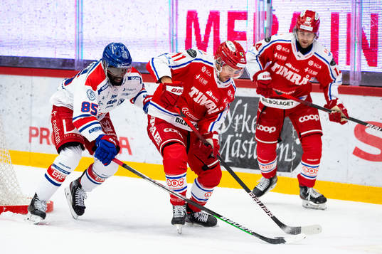 Oskarshamns Daniel Muzito-Bagenda och Timrås Nolan Zajac