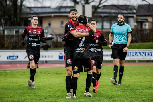 Trollhättans Samuel Rundqvist har gjort 1-0 och jublar med lagkamraterna