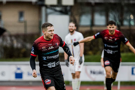Trollhättans Samuel Rundqvist har gjort 1-0 och jublar