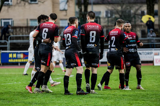 Trollhättans Samuel Rundqvist har gjort 1-0 och jublar med lagkamraterna
