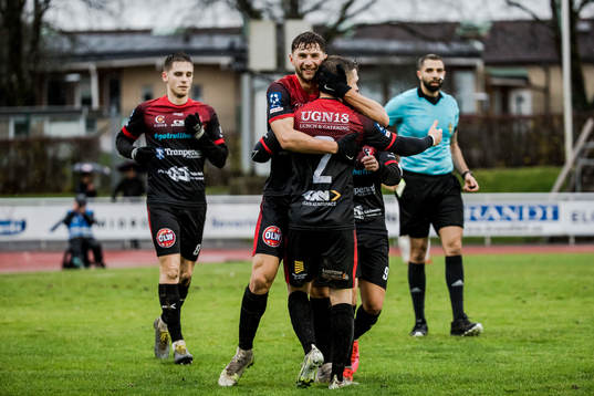 Trollhättans Samuel Rundqvist har gjort 1-0 och jublar med lagkamraterna