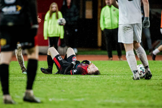 Trollhättans Jonas Emanuelsson liggandes