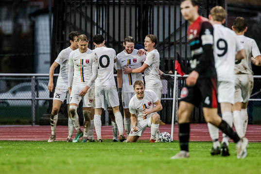 Qvidings Daniel Tidstrand har gjort 1-1 och jublar med lagkamraterna