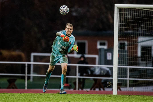 Trollhättans målvakt Simon Forslundunder fotbollsmatchen i Ettan södra mellan Trollhättan och Qviding den 20 november 2021 i Trollhättan. 